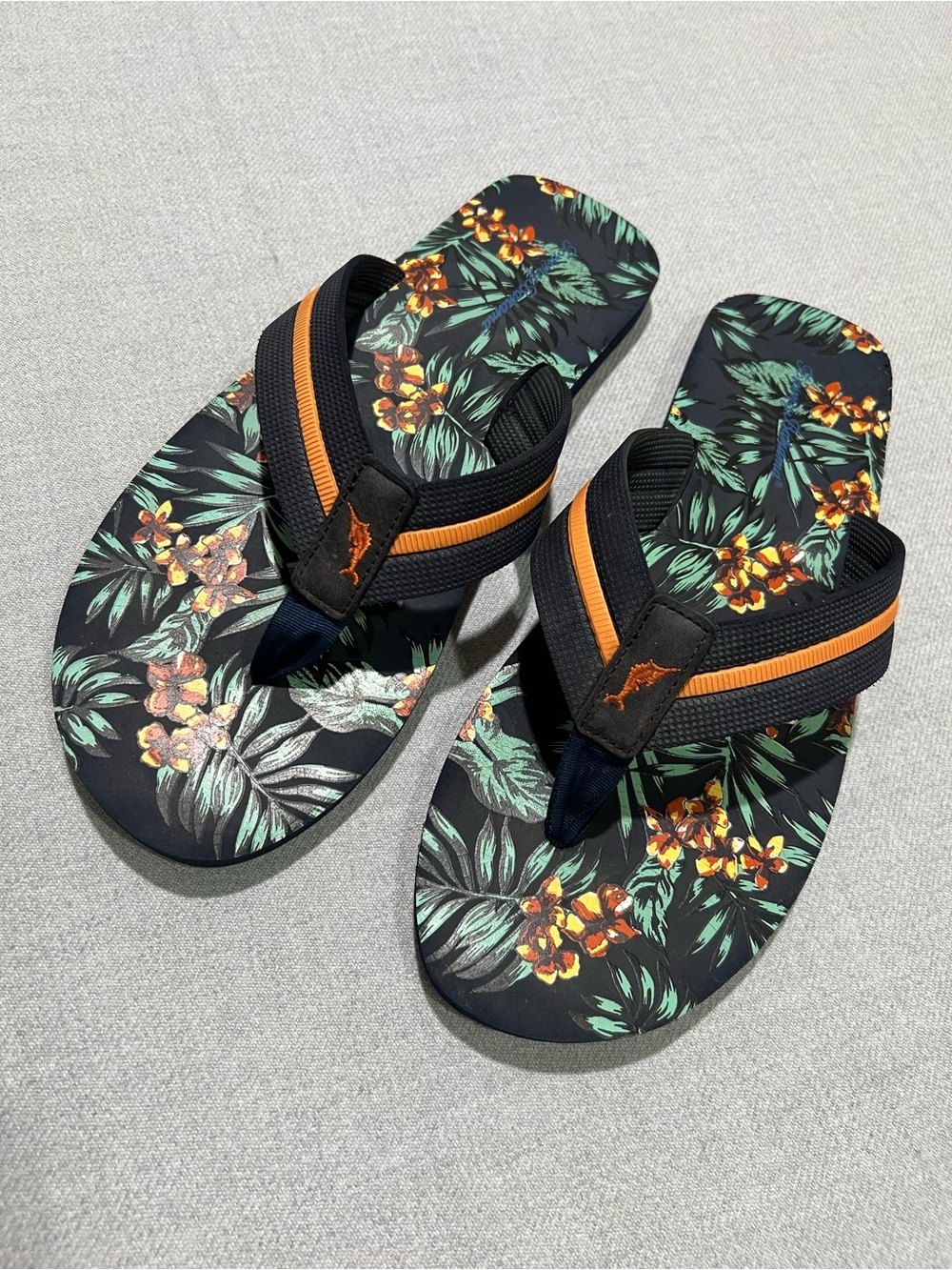 EUC Tommy Bahama Men’s Black Flip Flops with Tropical Flowers M12
